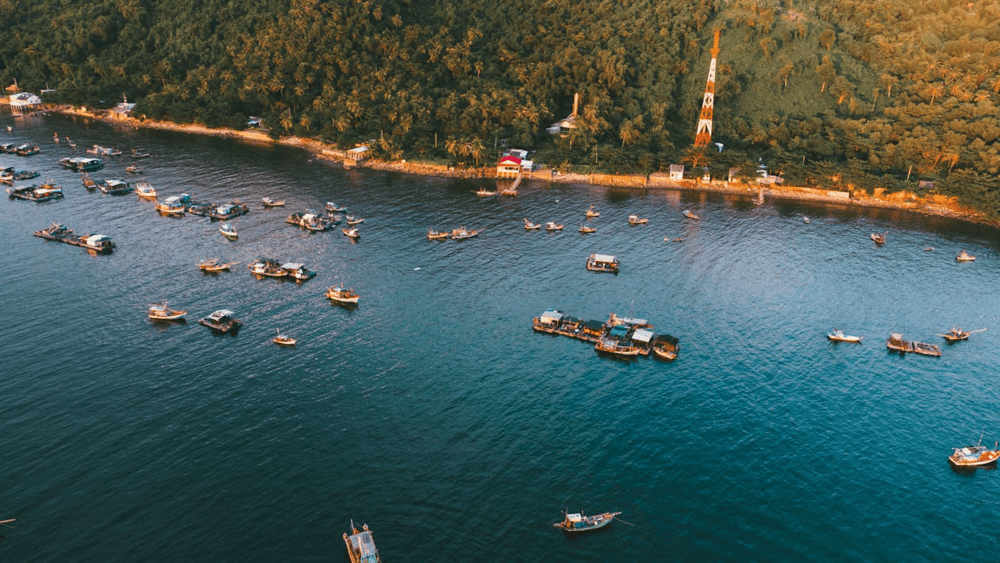 The dry season offers ideal conditions for swimming, snorkeling, and other water activities (Source: Pexels)